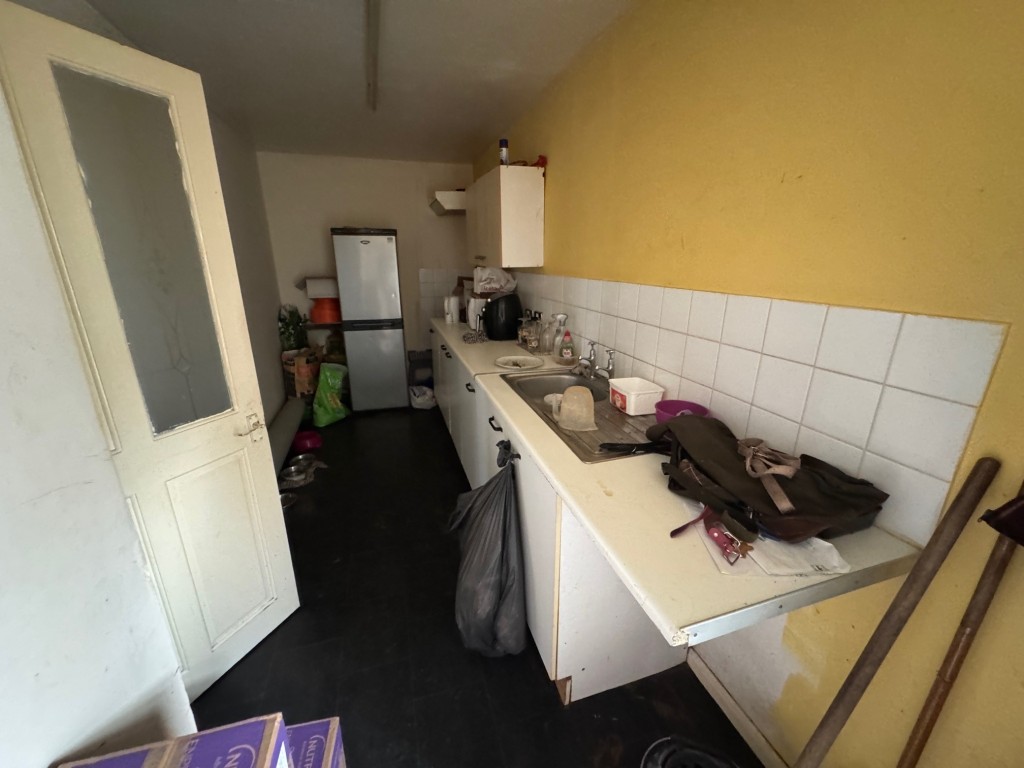 Lot: 131 - FREEHOLD INVESTMENT OF TWO FLATS - Ground floor flat - kitchen